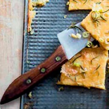 Farinata con cipollotti e rosmarino